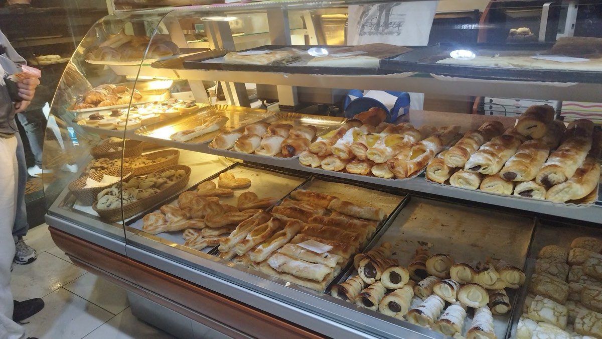 Cornetti, pain au chocolat e ventagli di sfoglia sul banco