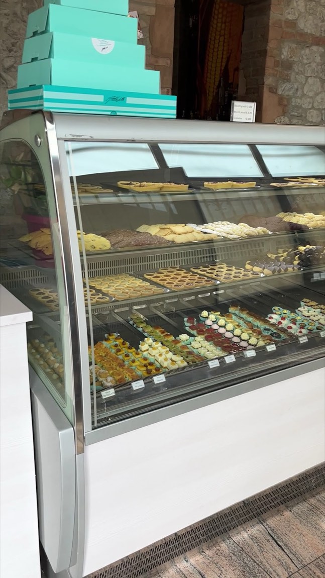 Vetrina della pasticceria con le scatole regalo turchesi appoggiate sopra